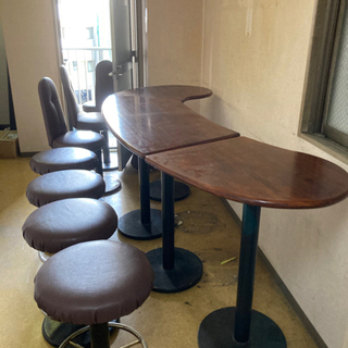 カウンターテーブルと椅子