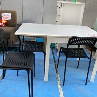 ☆中古 激安！！ ￥9,800！！ダイニングテーブル　椅子4つ　家具　長さ140㎝ｘ奥行70㎝ｘ高さ75㎝　ワンタッチで広げられます！　【BBH068】