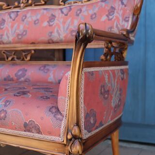 イタリアの高級家具ブランドCLItalia(シーエルイタリア)より3人掛けソファです。アールヌーヴォー様式でつくられたエレガントでクラシックなデザインの3Pソファ。サロンソファとしてもおすすめです☆BH431