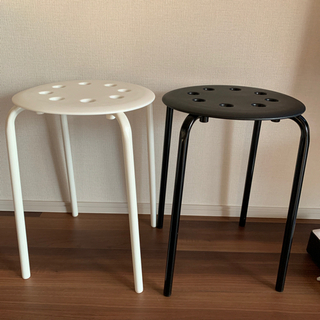 IKEAの丸椅子2脚