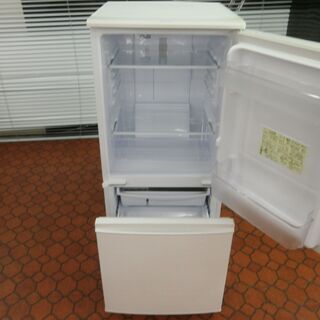 ID 978206　シャープ137L　２０１７年製　SJ-D14C-W　打痕