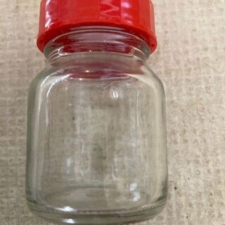 【ネット決済・配送可】アクセサリーやパーツの保存に可愛い赤い蓋つき小瓶