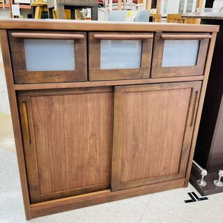 HOTTA WOODY(堀田木工所)のクリスS キッチンボードです。メンテナンス性の良い大理石を使用しアルダー材とチェッカーガラスがレトロな食器棚♪カフェ風のインテリアにおススメです！  - kokoelma -ココエルマ- 雑貨・中古家具・北欧家具・アンティーク家具の通販 