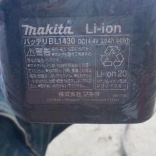 マキタ 電動草刈り機ジャンク品 バッテリー３個つき マキタ 電動草刈り機ジャンク品 バッテリー3個つき