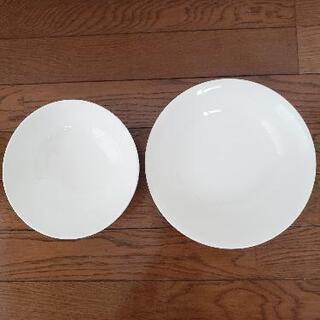 白いお皿とサラダボウル
