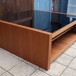 大川家具よりウォールナット材GS-DUAL  COFFEE TABLEのご紹介です。ブラックガラスがモダンな印象のリビングテーブル。シンプルなデザインが北欧スタイルにも良く似合うコーヒーテーブルです♪BH435