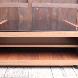 大川家具よりウォールナット材GS-DUAL  COFFEE TABLEのご紹介です。ブラックガラスがモダンな印象のリビングテーブル。シンプルなデザインが北欧スタイルにも良く似合うコーヒーテーブルです♪BH435