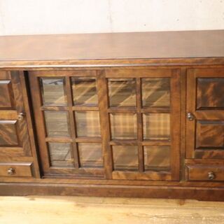 北海道民芸家具(HOKUMIN)の樺無垢材を使用したサイドボードです。アンティーク調のクラシックなリビングボードは和・洋問わず活躍します♪本棚などにも！飛騨産業(キツツキマーク)BH438