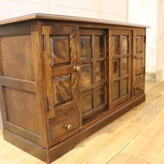 北海道民芸家具(HOKUMIN)の樺無垢材を使用したサイドボードです。アンティーク調のクラシックなリビングボードは和・洋問わず活躍します♪本棚などにも！飛騨産業(キツツキマーク)BH438