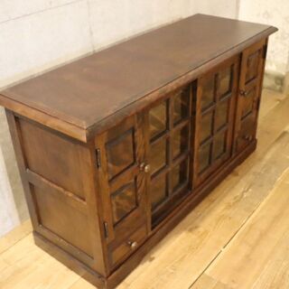 北海道民芸家具(HOKUMIN)の樺無垢材を使用したサイドボードです。アンティーク調のクラシックなリビングボードは和・洋問わず活躍します♪本棚などにも！飛騨産業(キツツキマーク)BH438