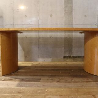 IDC OTSUKA(大塚家具)の人気シリーズSPLENDOR(スプレンダー)のダイニングテーブル。稀少なバーズアイ・メープルを使用し、「マス張り」により見る角度によって色の濃淡が変わります。BH430