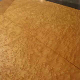 IDC OTSUKA(大塚家具)の人気シリーズSPLENDOR(スプレンダー)のダイニングテーブル。稀少なバーズアイ・メープルを使用し、「マス張り」により見る角度によって色の濃淡が変わります。BH430