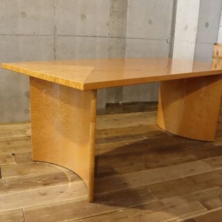 IDC OTSUKA(大塚家具)の人気シリーズSPLENDOR(スプレンダー)のダイニングテーブル。稀少なバーズアイ・メープルを使用し、「マス張り」により見る角度によって色の濃淡が変わります。BH430