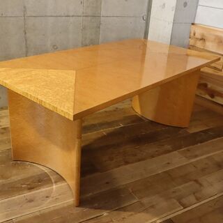 IDC OTSUKA(大塚家具)の人気シリーズSPLENDOR(スプレンダー)のダイニングテーブル。稀少なバーズアイ・メープルを使用し、「マス張り」により見る角度によって色の濃淡が変わります。BH430