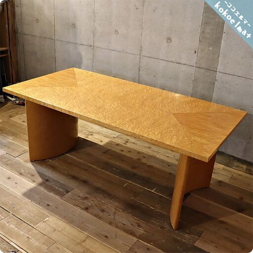 IDC OTSUKA(大塚家具)の人気シリーズSPLENDOR(スプレンダー)のダイニングテーブル。稀少なバーズアイ・メープルを使用し、「マス張り」により見る角度によって色の濃淡が変わります。BH430