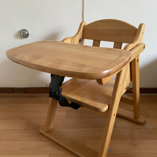 【受け取り決定しました】幼児用テーブル付きの木のローチェア（椅子）