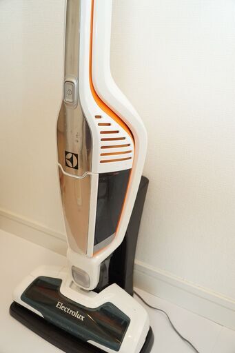 エレクトロラックス製　コードレス掃除機　消毒清掃済み！！
