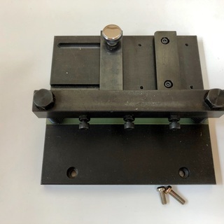 コネクター圧着器