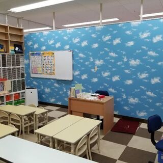 コクヨ幼児用学習机(4～5歳用)×6台、(2～3歳用)×2台