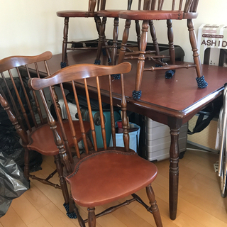 テーブルと椅子５脚の画像