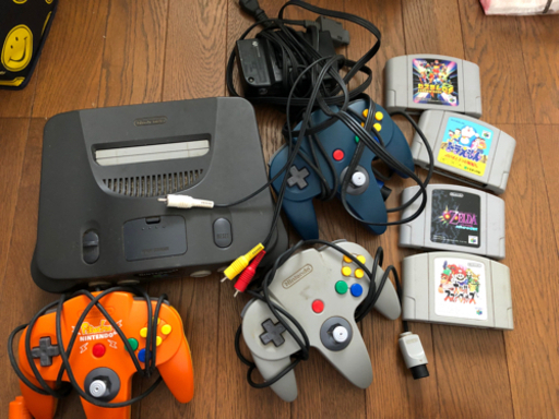 任天堂64 本体とカセット　ピカチューverコントローラー付き