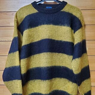黒と黄色ストライプのセーター
