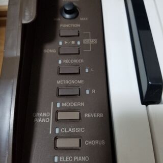 電子ピアノ Casio PX-730CY + 高さ調節可能な椅子をおつけします。