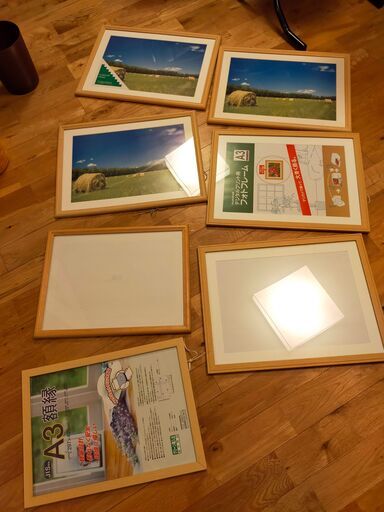 白っぽいベージュ色の額縁A3サイズの写真が入っていたもの７つ