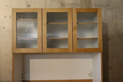 HOTTA WOODY(堀田木工所)のクリスS キッチンボードです。メンテナンス性の良い大理石を使用しアルダー材とチェッカーガラスがレトロな食器棚♪カフェ風のインテリアにおススメです！BH501