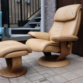 人気のkarimoku(カリモク家具)の本革 リクライニングチェア&オットマンです。シンプルでオーソドックスなフォルムのレザー 1Pソファーはシアタールームなどにもおススメです♪BH510