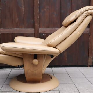 人気のkarimoku(カリモク家具)の本革 リクライニングチェア&オットマンです。シンプルでオーソドックスなフォルムのレザー 1Pソファーはシアタールームなどにもおススメです♪BH510