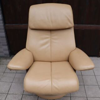 人気のkarimoku(カリモク家具)の本革 リクライニングチェア&オットマンです。シンプルでオーソドックスなフォルムのレザー 1Pソファーはシアタールームなどにもおススメです♪BH510