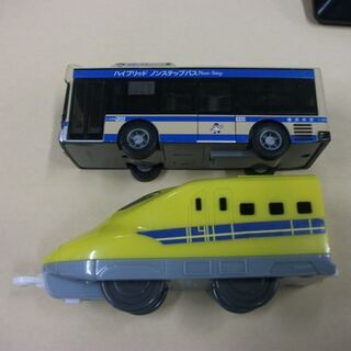 バスと電車のおもちゃ　バスのほうはライトはつきますが走らないです...