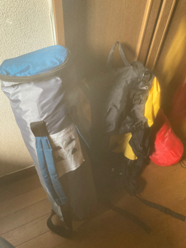 キャンプテントと登山用バッグ(おまけで寝袋付)