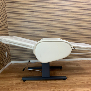 タカラベルモント『快適美顔』エステベッド 中古】タカラベルモント製 電動ベッド『Esthe Body Bed（エステ