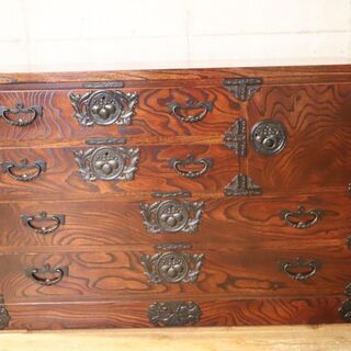 岩手の伝統工芸家具、岩谷堂箪笥 欅材を使用した漆塗り4段・5杯チェストです。桐紋様の南部鉄器がアクセントの整理タンス。収納力もありどこかモダンな印象の和箪笥です。BH533