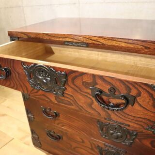 岩手の伝統工芸家具、岩谷堂箪笥 欅材を使用した漆塗り4段・5杯チェストです。桐紋様の南部鉄器がアクセントの整理タンス。収納力もありどこかモダンな印象の和箪笥です。BH533