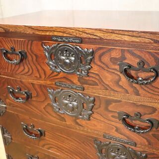 岩手の伝統工芸家具、岩谷堂箪笥 欅材を使用した漆塗り4段・5杯チェストです。桐紋様の南部鉄器がアクセントの整理タンス。収納力もありどこかモダンな印象の和箪笥です。BH533