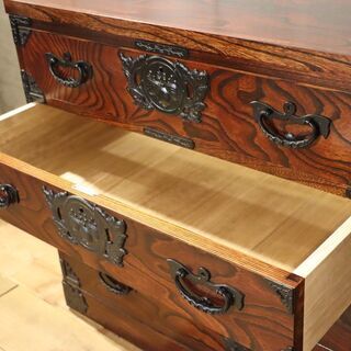 岩手の伝統工芸家具、岩谷堂箪笥 欅材を使用した漆塗り4段・5杯チェストです。桐紋様の南部鉄器がアクセントの整理タンス。収納力もありどこかモダンな印象の和箪笥です。BH533