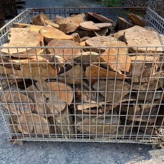 広葉樹原木の切れ端約350kg。薪ストーブにどうぞ。