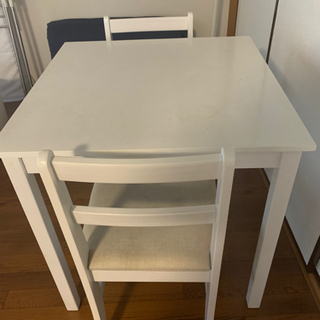 白い２人掛けダイニングテーブル×二つの白い椅子
