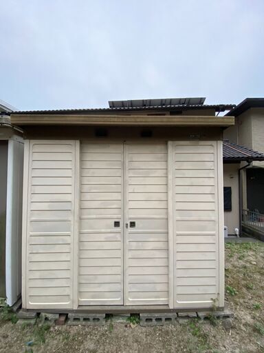 ヨド物置「あぜくら」白いプレハブ小屋売ります。鍵付き・年季が入っています ※2人寝られそう　残り右1棟！