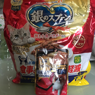 お話中　無料です。猫ご飯　銀のスプレーン