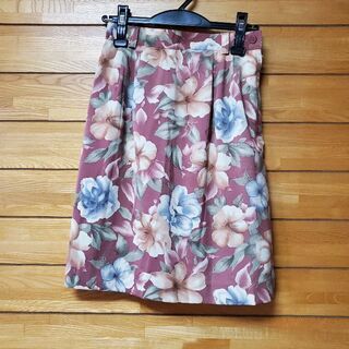 ローズ色の花柄スカート