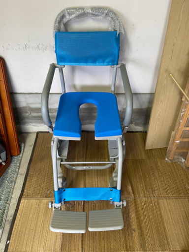 ウチエのシャワー車椅子　シャトレチェア6輪
