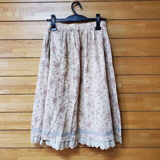 ベージュの花柄スカート