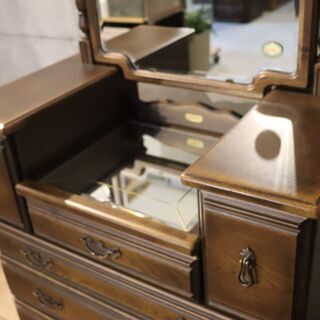 Brighton(ブライトン) よりアンティーク調のナラ材ドレッサーチェストのご紹介です。 英国風のクラシックなデザインの鏡台はエレガントな印象。コンパクトサイズで一人暮らしにもおすすめです！BH540 Brighton(ブライトン) よりアンティーク調のナラ材ドレッサーチェスト