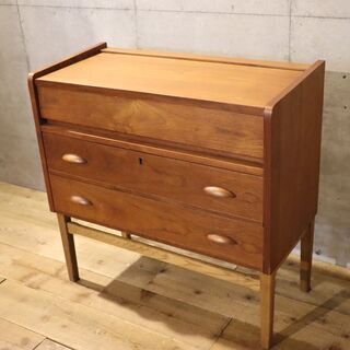 haluta(ハルタ)で取り扱われていた北欧デンマーク製のドレッサーチェストです。シンプルなデザインと上段引き出しにはミラーを備える北欧家具らしい機能的な3段チェストです。BH541