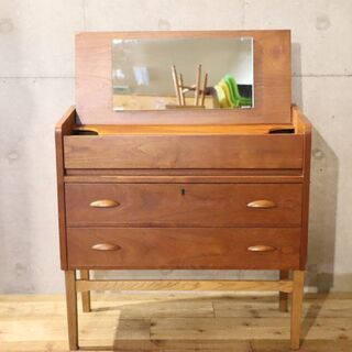 haluta(ハルタ)で取り扱われていた北欧デンマーク製のドレッサーチェストです。シンプルなデザインと上段引き出しにはミラーを備える北欧家具らしい機能的な3段チェストです。BH541