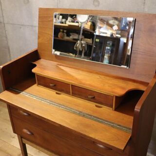 haluta(ハルタ)で取り扱われていた北欧デンマーク製のドレッサーチェストです。シンプルなデザインと上段引き出しにはミラーを備える北欧家具らしい機能的な3段チェストです。BH541